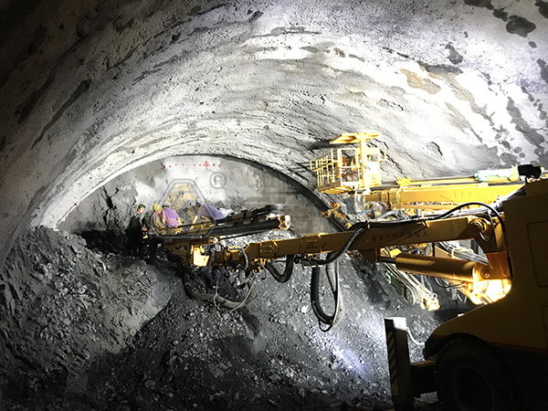 三臂鑿巖臺(tái)車 三臂鑿巖臺(tái)車